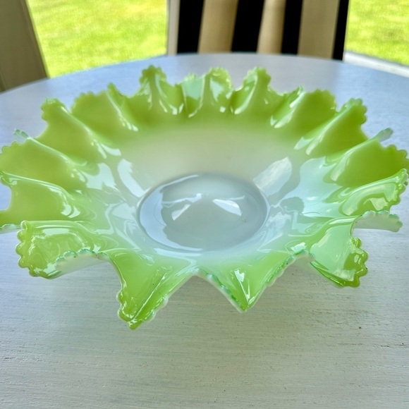 ANTIQUE, VICTORIAN, GLASS, ROUND BRIDES BASKET WITH RUFFLED & CRIMPED RIM. - Picture 5 of 10